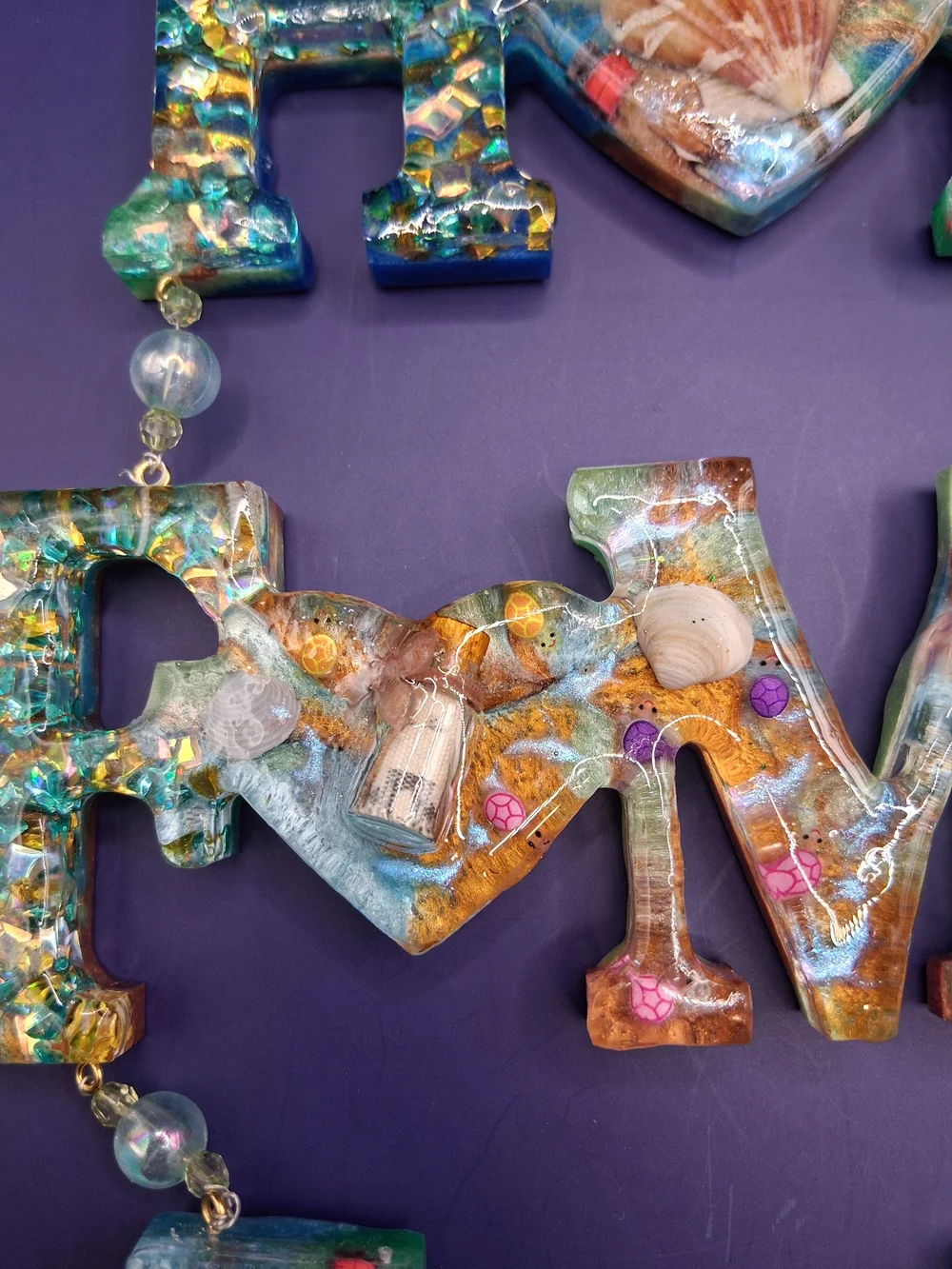 HOME FAMILY LOVE Resin Hanging Wall Art - Multicolor